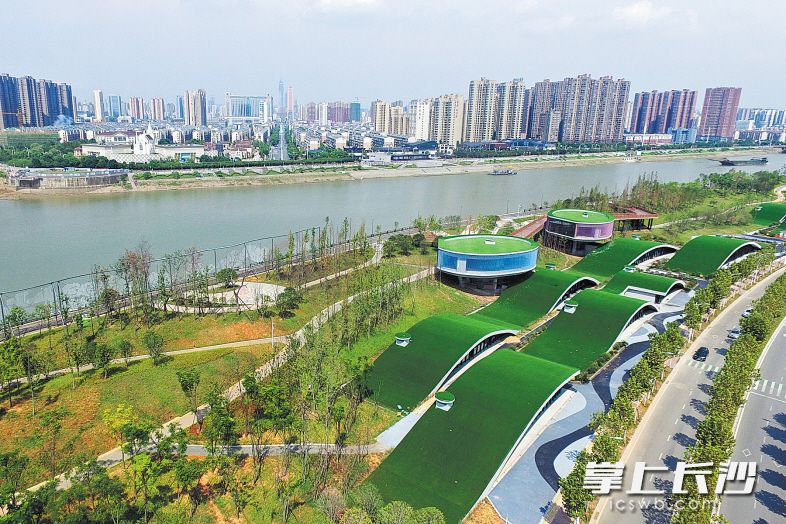 治理好老百姓身边的水环境，是更大力度推进生态文明的责任所在、民心所系。图为风景宜人的浏阳河及沿河风光带。长沙晚报记者 余劭劼 摄