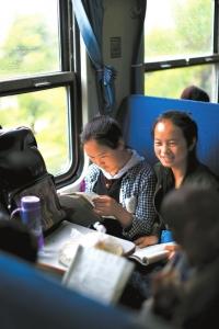  5月14日，在慢火车上看书的学生。