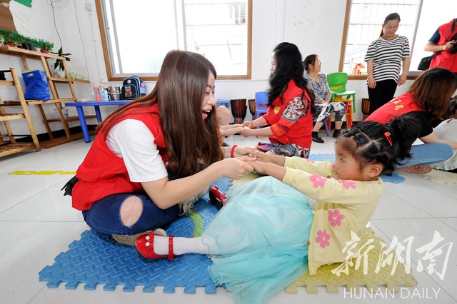 张家界:中建五局为星星的孩子送心愿礼物 -