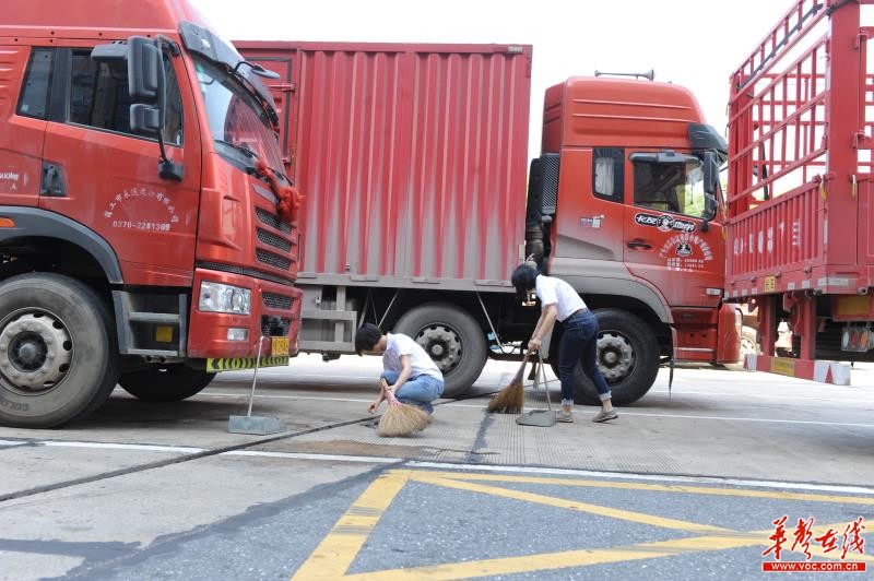 湖南高速党员志愿者走进高速服务区 倡导文明