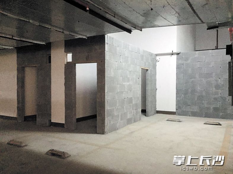 开发商建成的杂物间紧挨业主车位。长沙晚报记者 邓艳红 摄