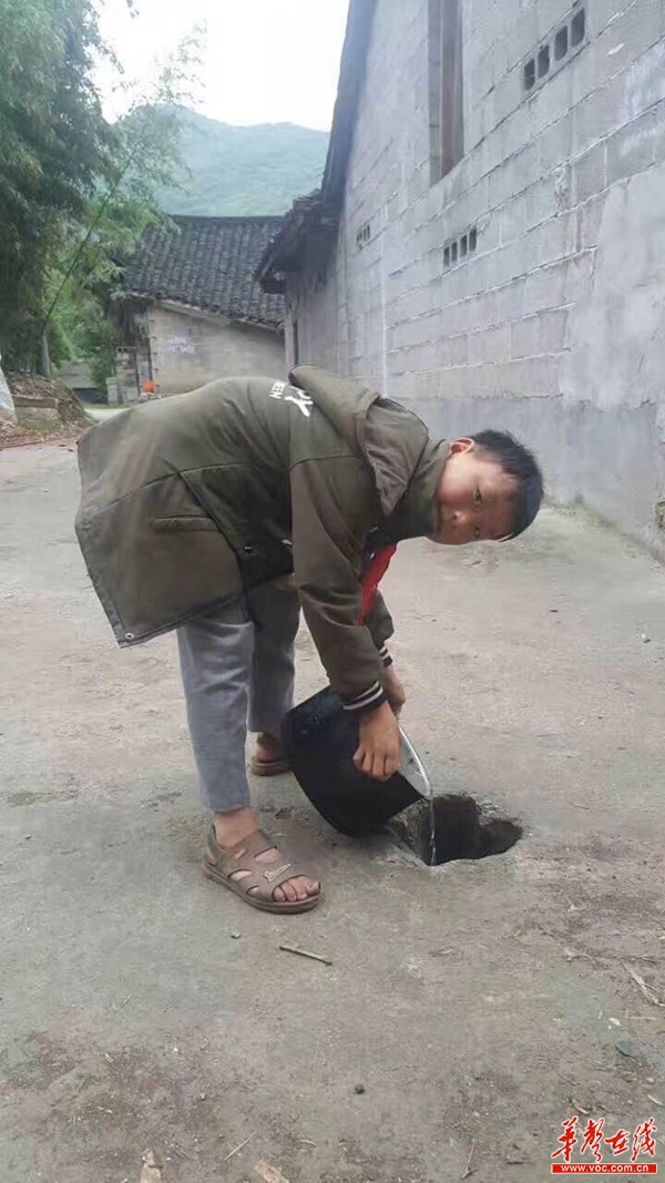 一个人在家带小孙子的龙菊花大姐认真地绣着我给她找来的绣活;工地刚