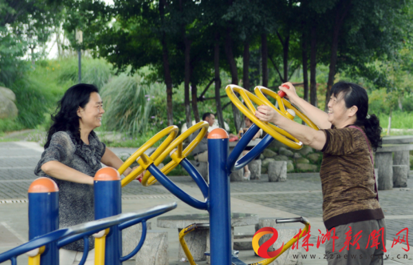 市民在利用小游园中的健身设施健身 株洲日报社全媒体记者 谭浩瀚 摄