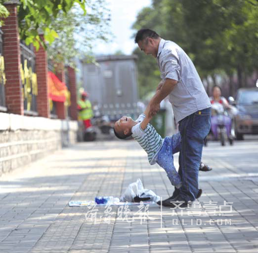 在济南艺术学校高考考点，五岁的刘书豪“旷课”陪姐姐考试。