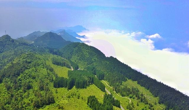 航拍重庆千野草场 高山之巅的千里平原