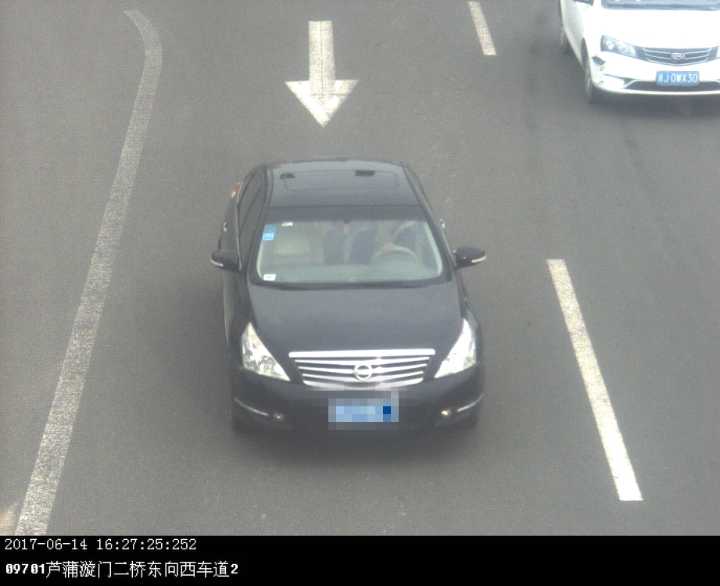 男子无证驾驶遇交警 竟丢下儿子和车子溜走了