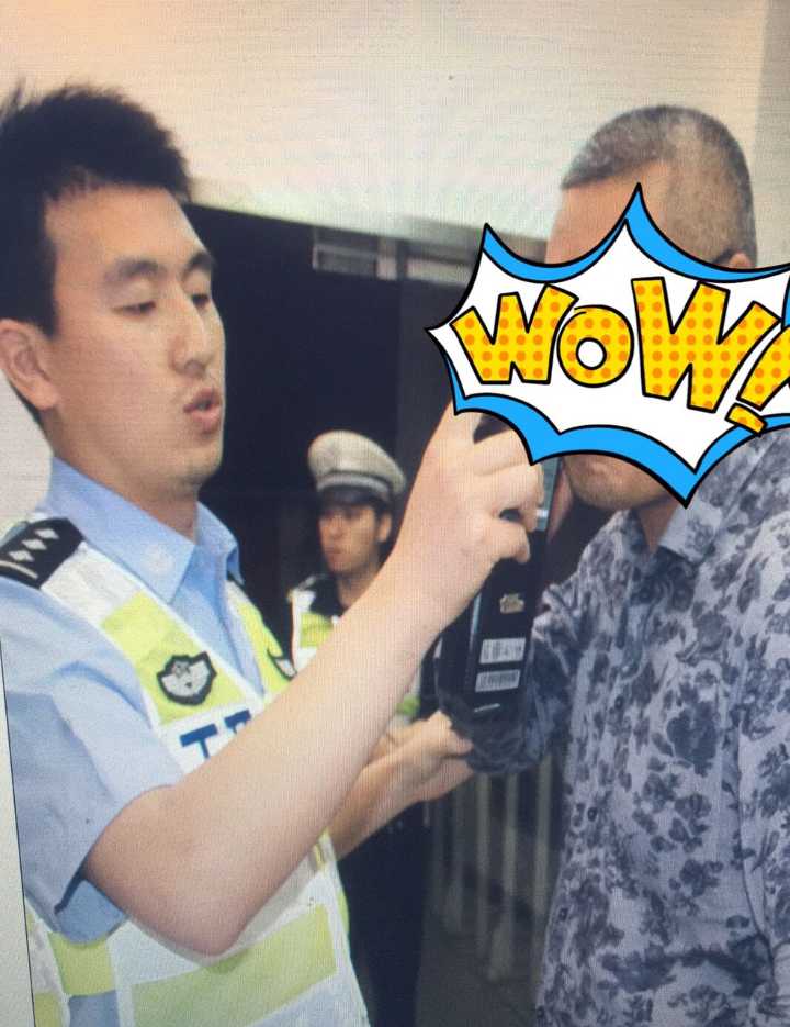 男子无证驾驶遇交警 竟丢下儿子和车子溜走了