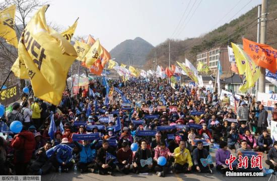资料图：当地时间2017年3月18日，韩国星州郡，民众集会抗议，要求取消部署“萨德”。