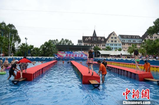 重庆举行水上高跟鞋赛跑