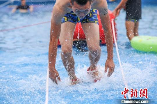 重庆举行水上高跟鞋赛跑