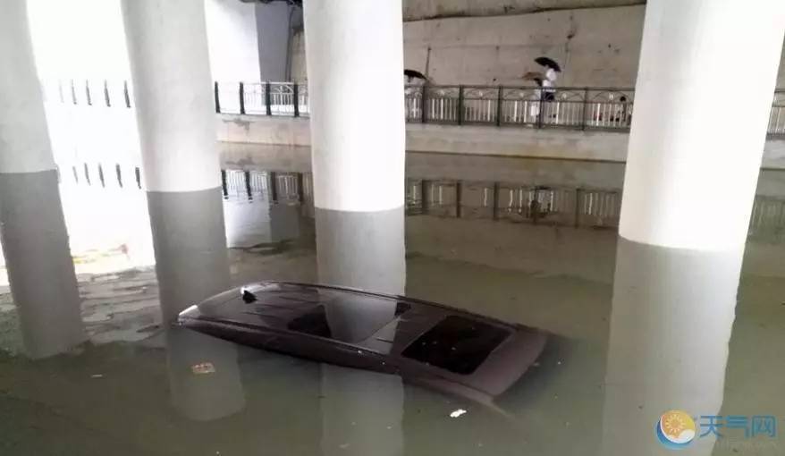  △广西桂林暴雨，积水没过了车顶。