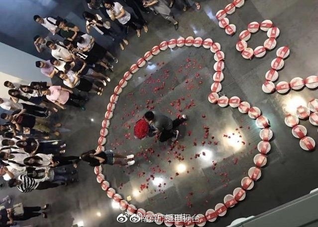 南京男子用99份小龙虾向女友求婚 网友:实在
