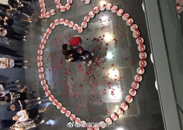 南京男子用99份小龙虾向女友求婚 网友:实在