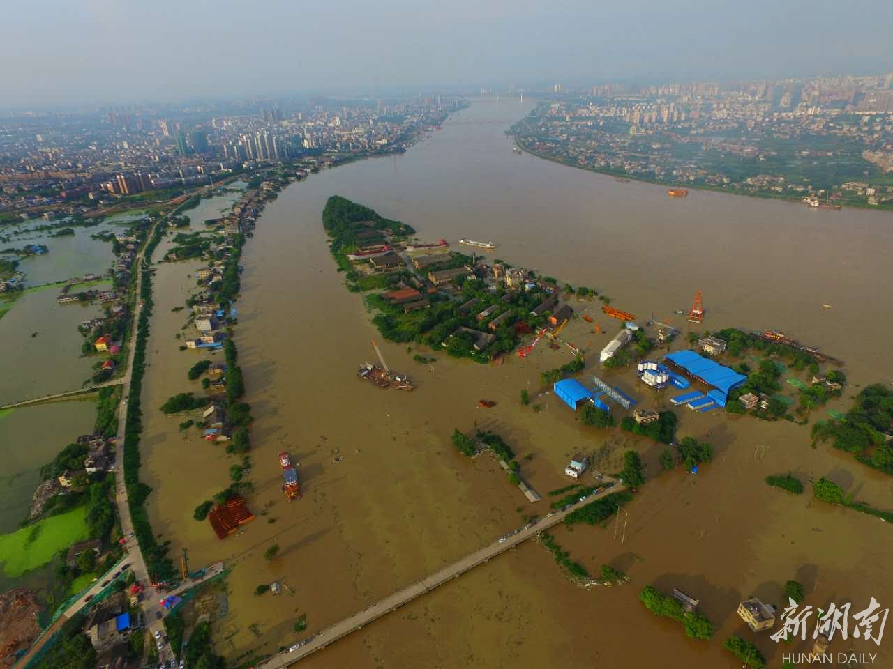 7月2日,被洪水过境的湘潭市雨湖区杨梅洲,目前洲上群众已大部分被安全