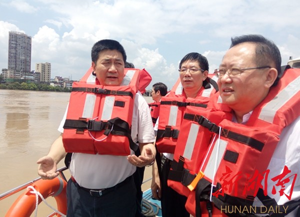 乘船查看水情和两岸灾情      新湖南客户端7月2日讯(通讯员 彭晓强