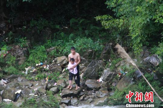 云南四人因河水暴涨被困河滩消防成功救出被困父子