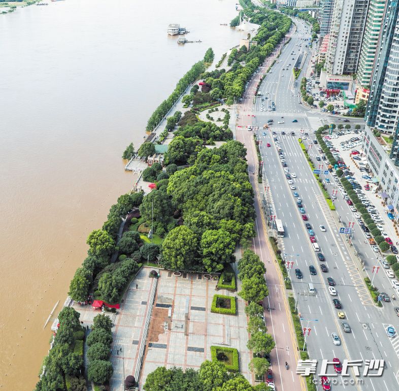 昨日下午3时，湘江东岸湘江中路段，干部、群众、市民、志愿者在加固子堤、巡查漏点，湘江路上交通顺畅，人们生活如常。 长沙晚报记者 李锋 摄