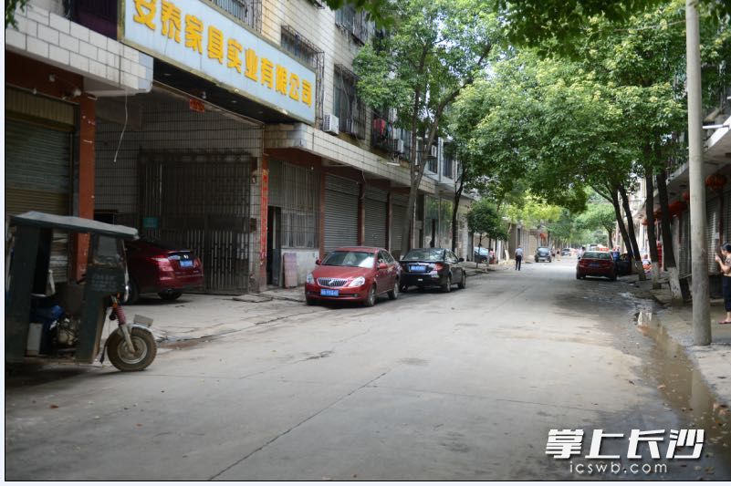 昨日和今日的宁乡县白马大道一带的环境对比。均为长沙晚报记者 周柏平 余劭劼摄