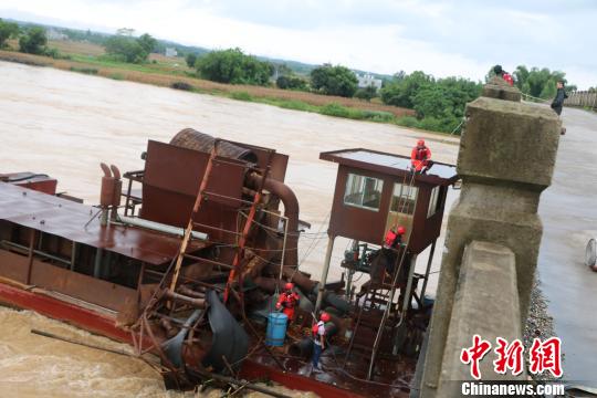  图为消防官兵登船处置。 庞健港 摄