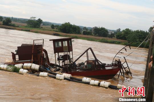  图为采取方案沉船护桥。 庞健港 摄