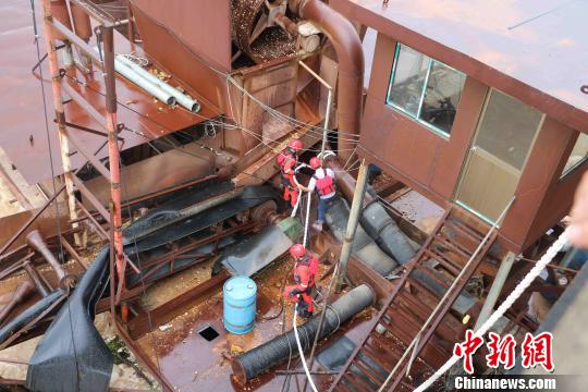  图为消防官兵固定船只。 庞健港 摄