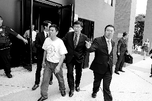 章莹颖的父亲章荣高（前排右三）在聆讯后走出法庭。