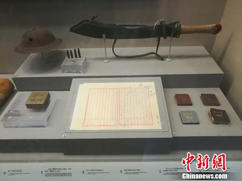 在中国人民抗日战争纪念馆展出的第29军士兵在卢沟桥抵抗日军时使用过的大刀等物品。上官云 摄