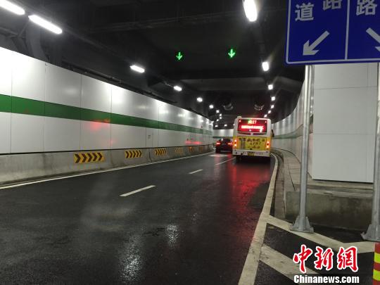 图为车辆在南昌红谷隧道内行驶。 吴鹏泉 摄