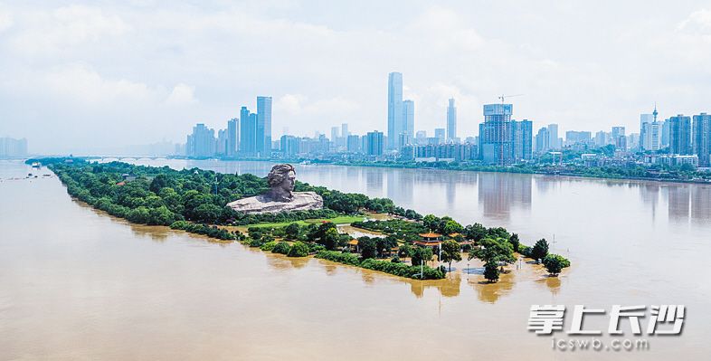 7月2日，湘江水位一次次地刷新长沙水文站建站以来的历史纪录，最高水位达39.51米。 长沙晚报记者 罗杰科 余劭劼 摄影报道