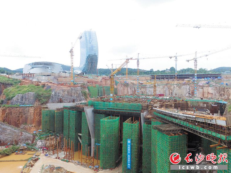 昨日，湘江欢乐城冰雪世界项目48根墩柱施工全部完成。长沙晚报记者 王志伟 通讯员 符瑶瑶 摄影报道