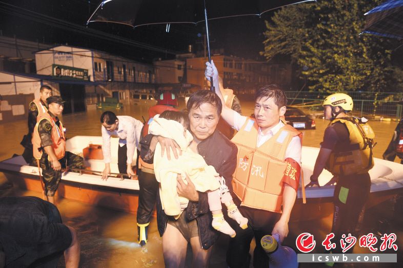 6月30日晚，强降雨导致开福区长青路卫星桥段老街部分房屋进水，300余居民在武警消防官兵和专业救援队的帮助下安全转移。长沙晚报记者 黄启晴 摄