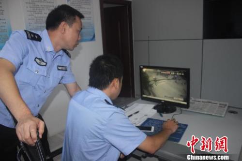 图为交警调取相关路段视频监控。 许中洲 摄
