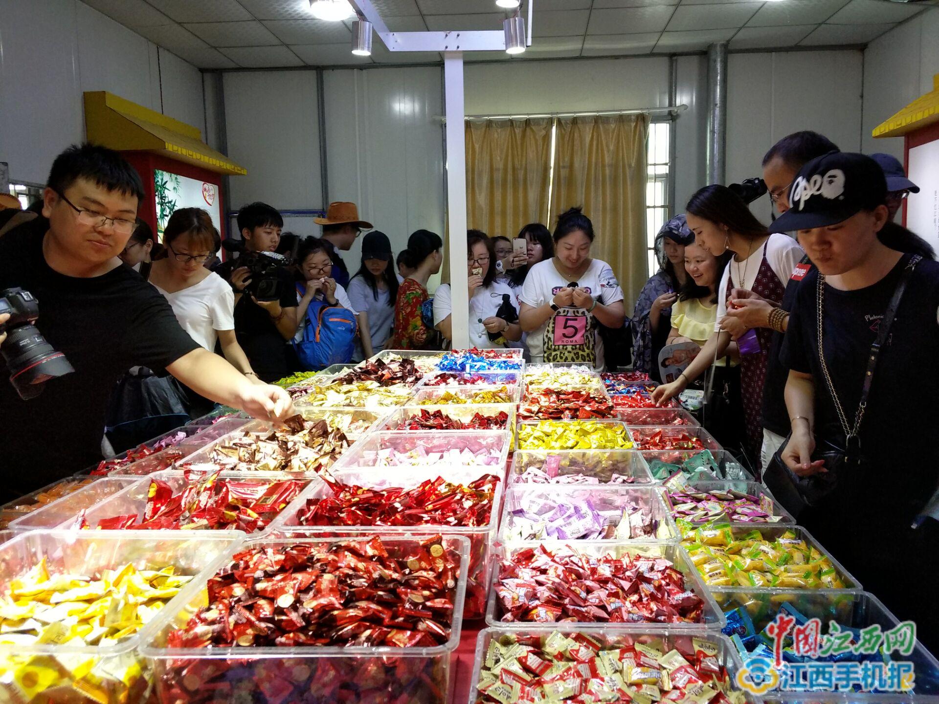 家有喜事城南故事 全国网媒记者走进万年真牛公司