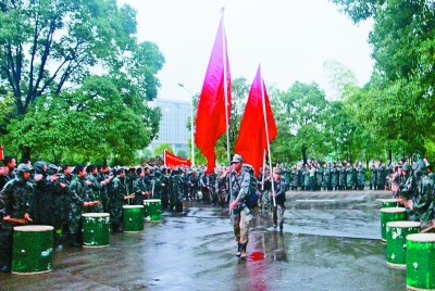抗洪救灾现场就是“毕业典礼”