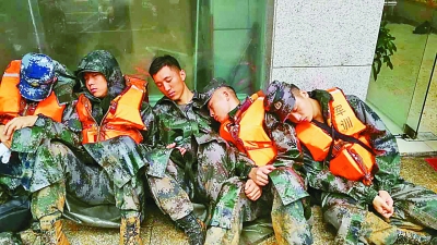 抗洪救灾现场就是“毕业典礼”