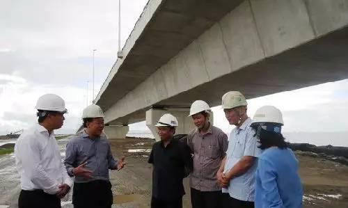 ▲越南交通运输部官员视察大桥建设项目。