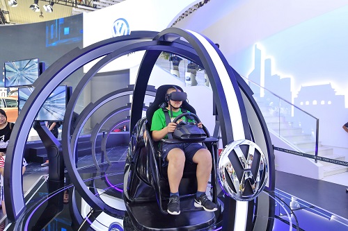 资料图：7月15日，市民在长春汽博会一汽大众展台体验VR试驾。 新华社记者 张楠 摄