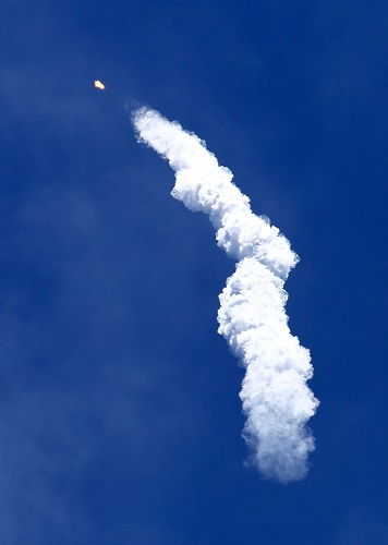 资料图：“猎鹰9”火箭从美国加利福尼亚州范登堡空军基地升空。新华社发