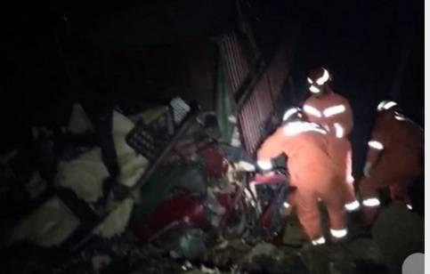 救援人员目前正继续对塌方体进行排查，看是否还有车辆被埋压。