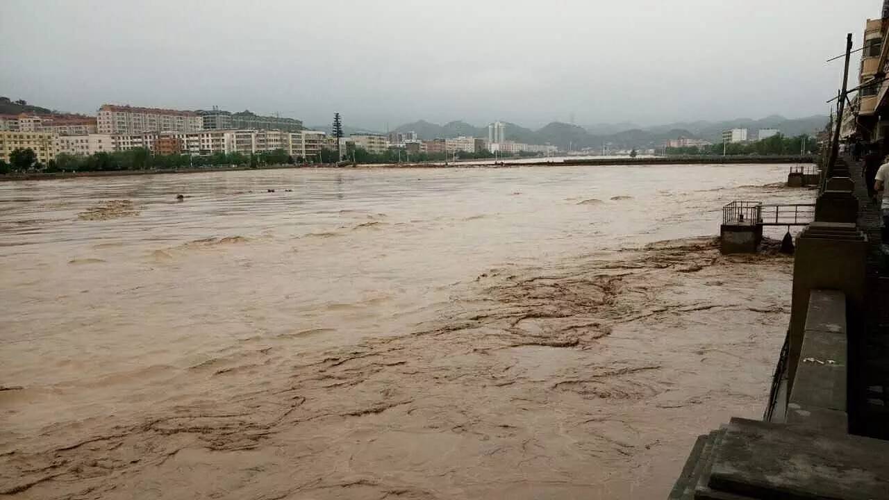 △7月25日13时至26日8时，陕西绥德县境内持续降雨。图/视觉中国