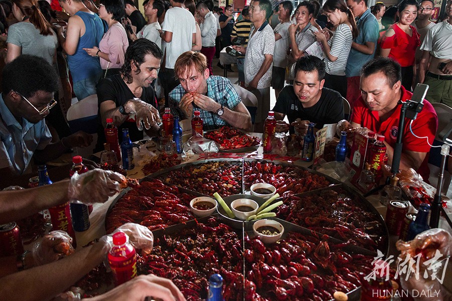 第四届吃香喝辣龙虾节长沙开幕 老挝留学生夺