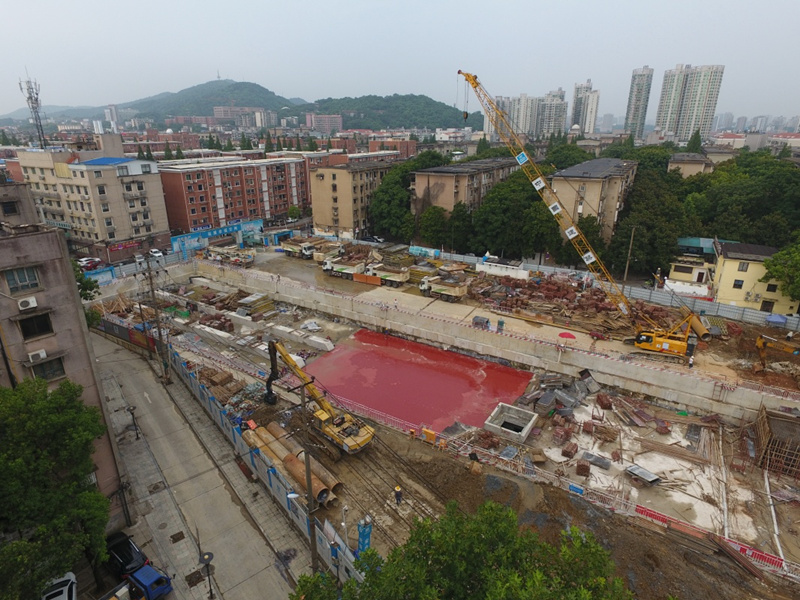 8月2日，工程机械在望月湖站施工。