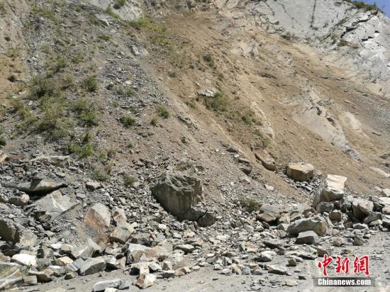 8月8日21时19分在四川阿坝州九寨沟县发生7.0级地震，震源深度20千米。图为地震发生后部分山体出现垮塌。中新网记者 安源 摄