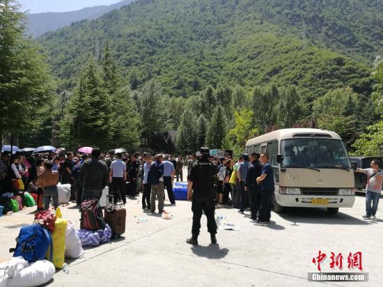 8月8日21时19分在四川阿坝州九寨沟县发生7.0级地震，震源深度20千米。图为等待撤离的游客。中新网记者 安源 摄