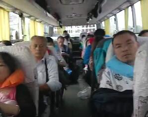 湖南一旅行社108名游客陆续撤离九寨沟 视频报平安