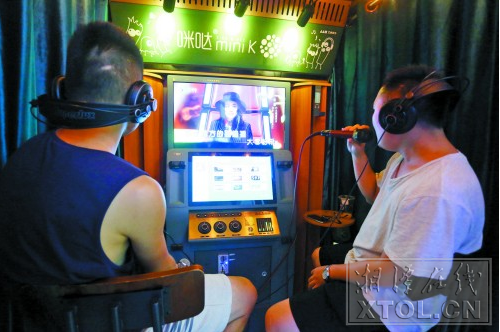  迷你ＫＴＶ是一种共享型的娱乐方式，深受年轻人喜爱。（本报记者 罗韬 摄）