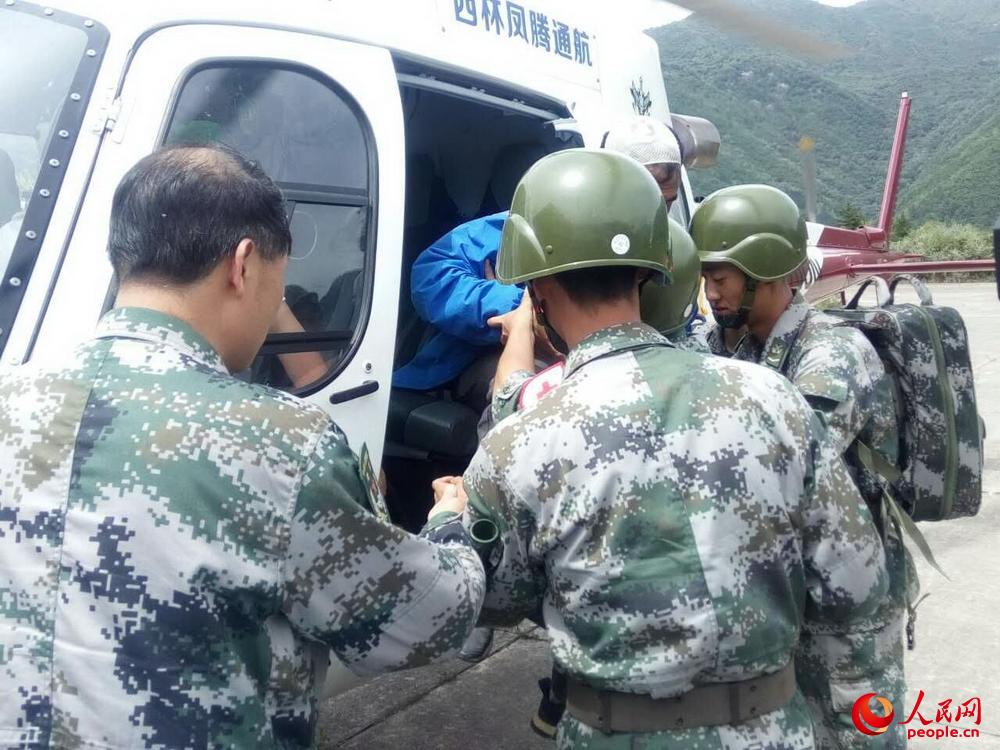 军地联合开展空中救援 救出15名地震被困人员【2】