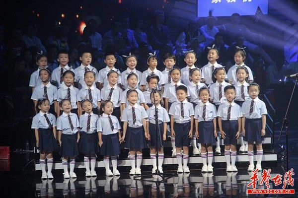 中国小荷尖角童声合唱团亮相第十六届汉语桥