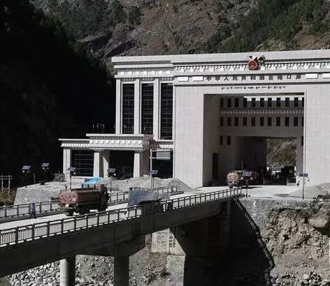 ▲资料图片：尼泊尔油罐车准备进入中国吉隆口岸。