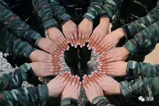 战士们取下来阅兵时戴着的手套，手指被晒得黝黑 摄/通讯员 马浚鑫